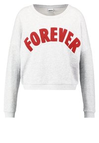 Sudadera gris recortada con mangas largas, que presenta un gráfico texturizado en rojo con la palabra "FOREVER" en un diseño arqueado en la parte frontal.