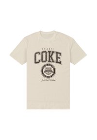 Cremefarbendes Baumwoll-T-Shirt mit "ATLANTA COKE" in fetten schwarzen Buchstaben und einem kreisförmigen Vintage-Coca-Cola-Logo auf der Vorderseite.