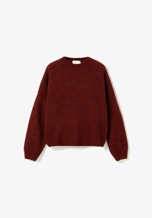 Bordowy, dziergany sweter z okrągłym dekoltem, długimi rękawami oraz ściągaczami na mankietach i dole, na białym tle.