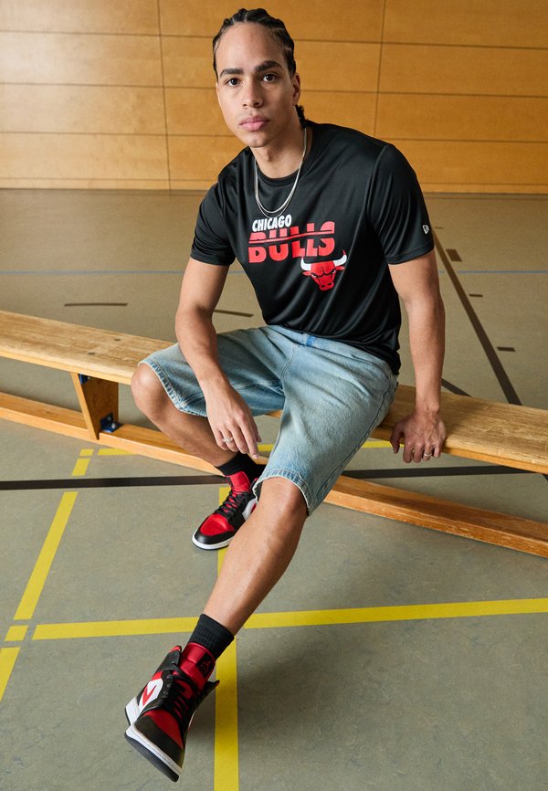 NBA CHICAGO BULLS LEAGUE ESSENTIALS TEE - Club wear2