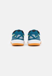 Modré a černé sportovní boty s pletivovým svrškem, reflexními detaily, bílou mezipodešví a oranžovou podešví. Disponují elegantním designem.