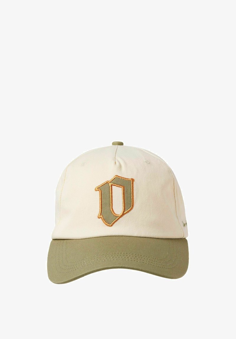 Cappello con corpo in cotone crema e visiera verde. Presenta un logo scudetto ricamato in oro e verde sul fronte.