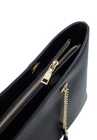 Sac à main en cuir noir avec deux compartiments, fermeture éclair dorée et détail de sangle en chaîne dorée sur fond blanc.