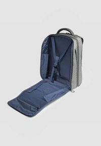 Zaino grigio e blu navy con un motivo geometrico. Presenta spallacci regolabili, molteplici tasche e un compartimento principale con cerniera.