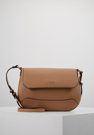 Tan gekleurde lederen schoudertas met klep, zwart afgewerkte randen, gouden hardware en verstelbare schouderband, met het merk "LIU JO" centraal aan de voorkant.