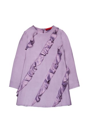 Helles lavendelfarbenes Kleid mit langen Ärmeln, verziert mit diagonalen Satinrüschen an der Vorderseite. Mit Reißverschluss hinten und weicher Stofftextur.
