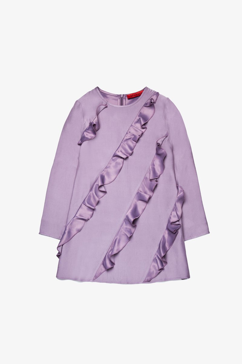 Abito lavanda chiaro con maniche lunghe, caratterizzato da ruches in satin diagonali sul davanti. Chiusura con zip sul retro e tessuto morbido.