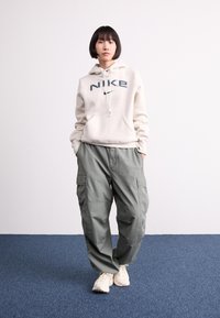 Nike Sportswear LOGO - Ikdienas džemperis - light orewood brown/white/armory navy