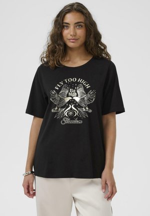 Camiseta de algodón negra con mangas cortas, que presenta un gráfico metálico de dos pájaros y el texto "Fly Too High", situado de manera central en el frente.
