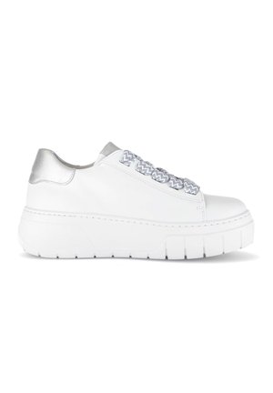 Witte sneakers met plateauzool, zilveren hielstuk en grijs-witte veters met zigzagpatroon, weergegeven in zijaanzicht.