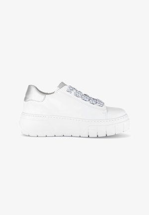 Witte sneakers met plateauzool, zilveren hielstuk en grijs-witte veters met zigzagpatroon, weergegeven in zijaanzicht.