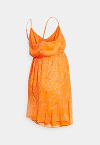 Vestido floral naranja con tirantes finos, cintura fruncida y falda fluida. Presenta una tela ligera con una textura suave.