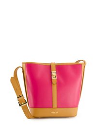 Roze leren emmer tas met een tan kleurige basis en schouderband, met een sluiting van goudkleurige gesp en een debossed logo aan de onderkant.