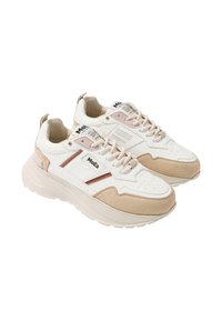 Witte en beige sneakers met een combinatie van leer en suede, een gestructureerde zool, geperforeerde neus en branding op de tong en zijkant.