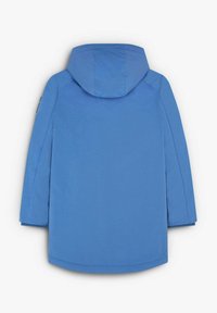 Chaqueta azul con capucha, fabricada en tejido suave, con corte recto, mangas largas y dobladillo redondeado. Sin herrajes visibles ni patrones.