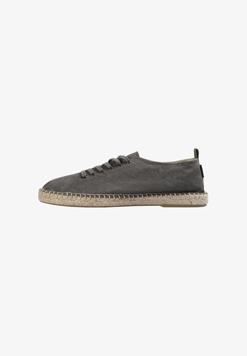 Grijze suède sneaker met een gebogen neus, vijf veterogen en een geweven jute zool. Minimalistisch ontwerp met een platte hak en subtiele merkmale.