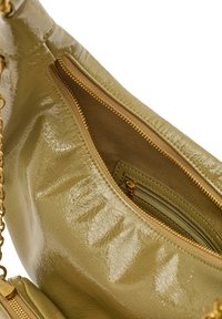 Bolso de mano verde oliva con una superficie texturada y brillante, que cuenta con un bolsillo con cremallera y detalles en dorado.