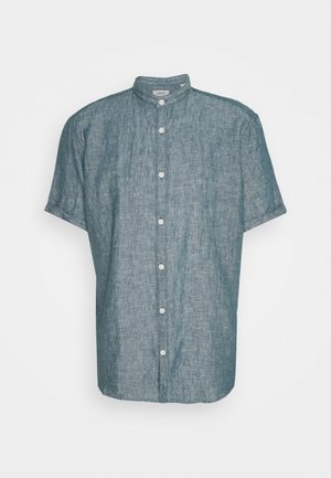 Blå chambray kortærmet skjorte med mandarinkrave og hvide knapper foran, vist på en hvid baggrund.