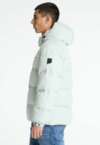 Giacca imbottita verde menta chiaro con cappuccio, polsini elastici e un patch del logo del brand nero sulla spalla. Presenta un design trapuntato.
