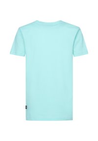 Camiseta de manga corta en algodón turquesa claro, con cuello redondo y una pequeña etiqueta decorativa en el lado inferior izquierdo.