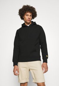 Carhartt WIP - HOODED CHASE - Jersey con capucha - black/gold Imagen en miniatura 1