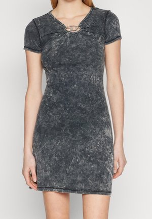 Sukienka o dopasowanym kroju z krótkim rękawem w ciemnoszarym kolorze z pranym efektem, z prążkowaną fakturą. Dekolt ozdobiony wycięciem w kształcie łezki. Długość sukienki sięga do połowy uda.