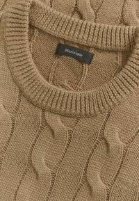 Hellbraunes Kabelstrickpullover mit geripptem Rundhalsausschnitt und schwarzem "Matinique"-Label, das in den Kragen genäht ist.