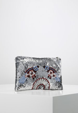 Zilveren pailletten clutch met gedetailleerde kralen vogels en waaiergevormig ontwerp in blauw, rood en wit aan de voorkant.