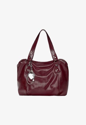 Bordová kožená taška na rameno s dvoma popruhmi, striebornými kovovými detailmi a pripevneným príveskom v tvare srdca. Hladký povrch s jemným leskom.