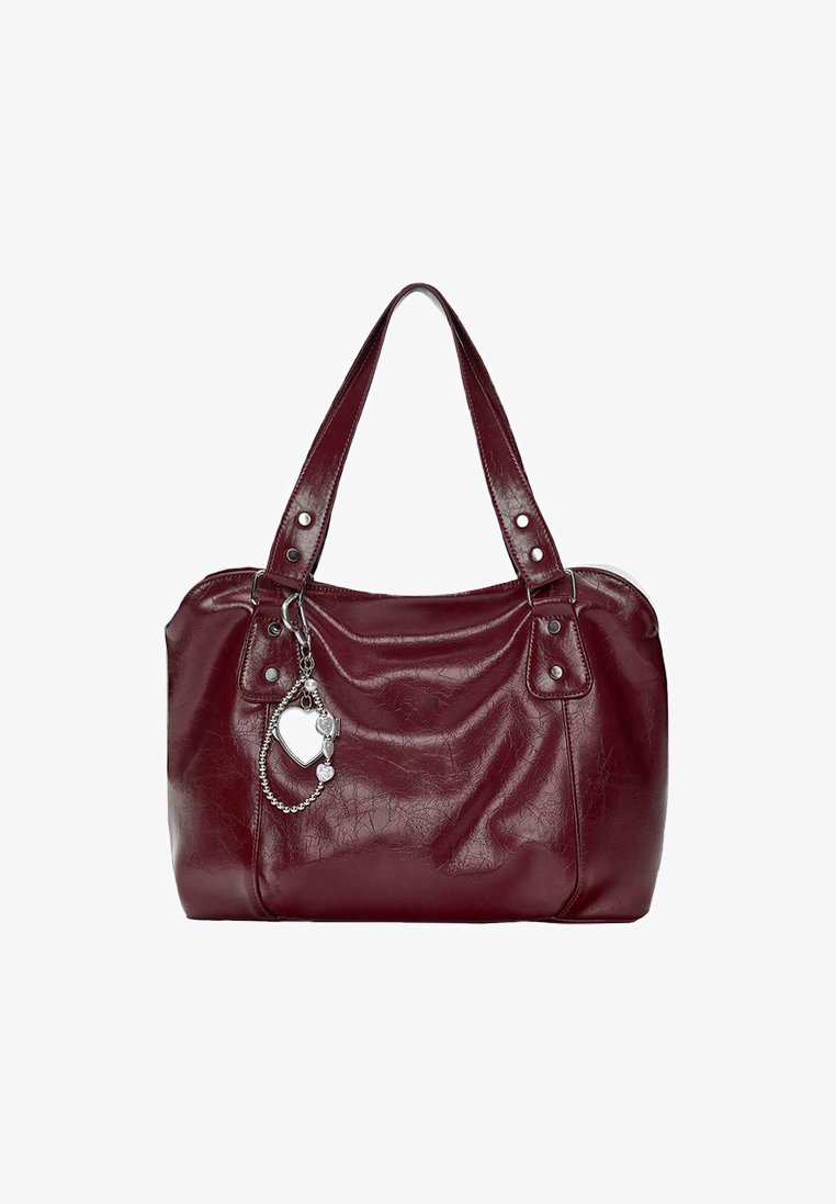 Geantă de piele maro cu două curele de umăr, accente de metal de culoare argintie și un pandantiv în formă de inimă atașat. Textură netedă cu un ușor luciu.