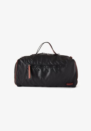 Zwarte sporttas van glad nylon met bruin leren accenten. Voorzien van dubbele handvatten en een ritsvak aan de voorkant.