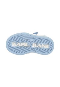 Svetlo modra gumirana podloga za superge, ki ima cik-cak profil in bel logotip "KARL KANI" na sredini, s sodobnim dizajnom za oprijem.