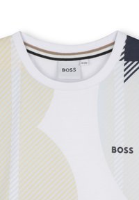 Korte mouwen witte t-shirt met geometrische patronen in lichtgeel, grijs en marineblauw. Inclusief een ronde halslijn en het "BOSS" logo.