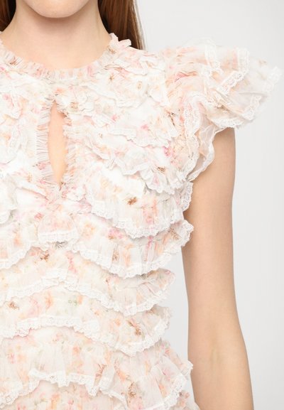 Floral jurk met ruches van doorzichtig materiaal in roze en witte tinten. Heeft een kantafwerking en een keyhole halslijn, met gelaagde volants.