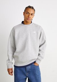 New Balance - SPORT ESSENTIALS SMALL LOGO BRUSHED CREW - Sweatshirt - athletic grey Miniaturebillede 1