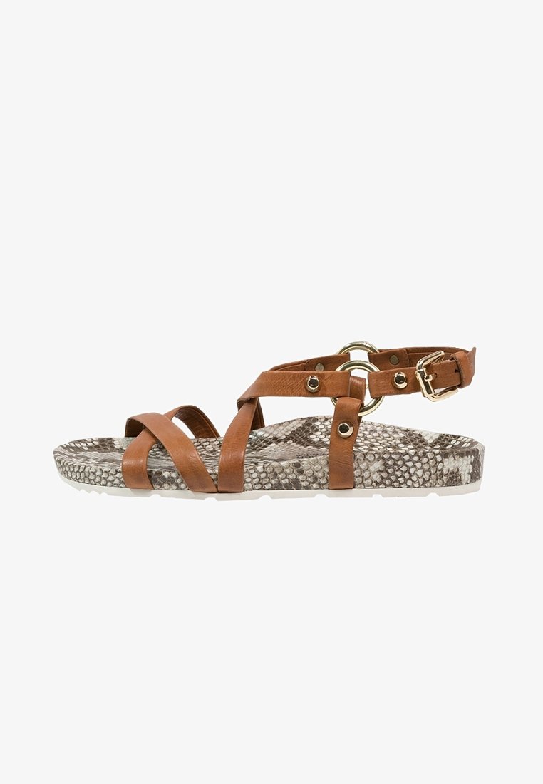 Sandales en cuir brun avec des brides, dotées d'une semelle intérieure texturée en imprimé serpent et d'accents dorés, comprenant une fermeture à boucle et une semelle blanche plate.