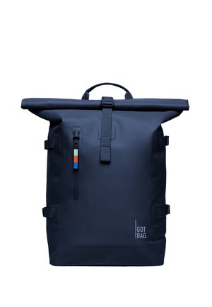 Marineblauer Rolltop-Rucksack mit vorderer, vertikaler Reißverschlusstasche und mehrfarbigem Reißverschlussanhänger, unten rechts mit der Marke "GOT BAG" versehen.