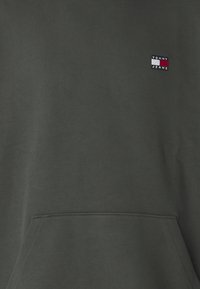 Tommy Jeans BADGE HOODIE UNISEX - Felpa con cappuccio - new charcoal