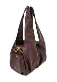 Borsa hobo in pelle color bordeaux con due ampie tracolle, caratterizzata da dettagli in metallo dorato, accenti testurizzati e una tasca frontale con chiusura a cerniera.