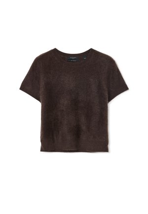 Suéter corto de manga corta color marrón hecho de un material suave y esponjoso. Cuello redondo con un corte relajado y sin patrones ni elementos visibles.