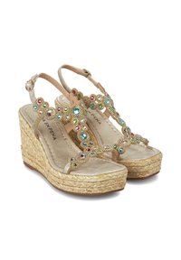 Sandalias de cuña beige con suela de yute trenzado, adornadas con piedras coloridas y un diseño floral en las correas. Correa ajustable en el tobillo.