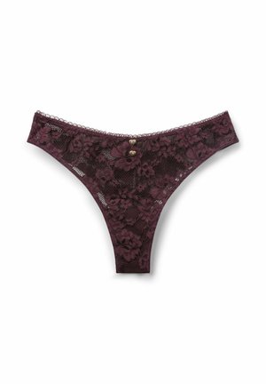 Bordeaux kanten string met bloemmotieven, een gegolfde rand en twee gouden hartvormige knopen aan de achterkant voor extra detail.