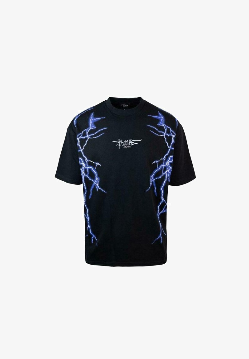 Camiseta de algodón negra de manga corta con gráficos de rayos azules en los laterales y texto blanco en el pecho. Diseño de cuello redondo.