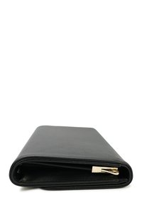 Zwarte geproefde portemonnee met ritssluiting, voorzien van een goudkleurige clip en een gestroomlijnde, rechthoekige vorm.