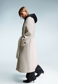 Bershka SOFT  - Klassischer Mantel - sand
