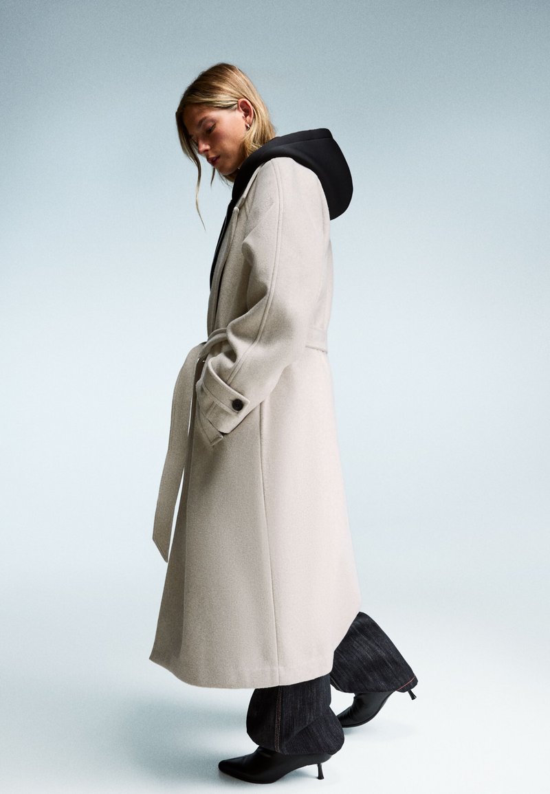 Bershka SOFT  - Klassischer Mantel - sand