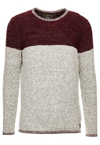 Pull en maille présentant une moitié supérieure bordeaux et une moitié inférieure gris clair, avec une finition texturée et un col rond.