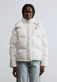 Μπουφάν puffer σε εκρού χρώμα με τετράγωνη σχεδίαση, διαθέτει ψηλό γιακά, κουμπιά με κούμπωμα και λογότυπα στο στήθος.