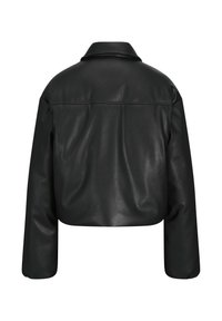 Czarna skórzana kurtka o kroju cropped z klasycznym kołnierzem i długimi rękawami. Gładka tekstura z lekko błyszczącym wykończeniem i minimalnymi detalami w szwach.