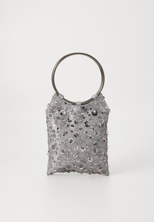 Petit sac à main en tissu gris avec des sequins floraux argentés et de grandes poignées métalliques circulaires sur un fond blanc uni.